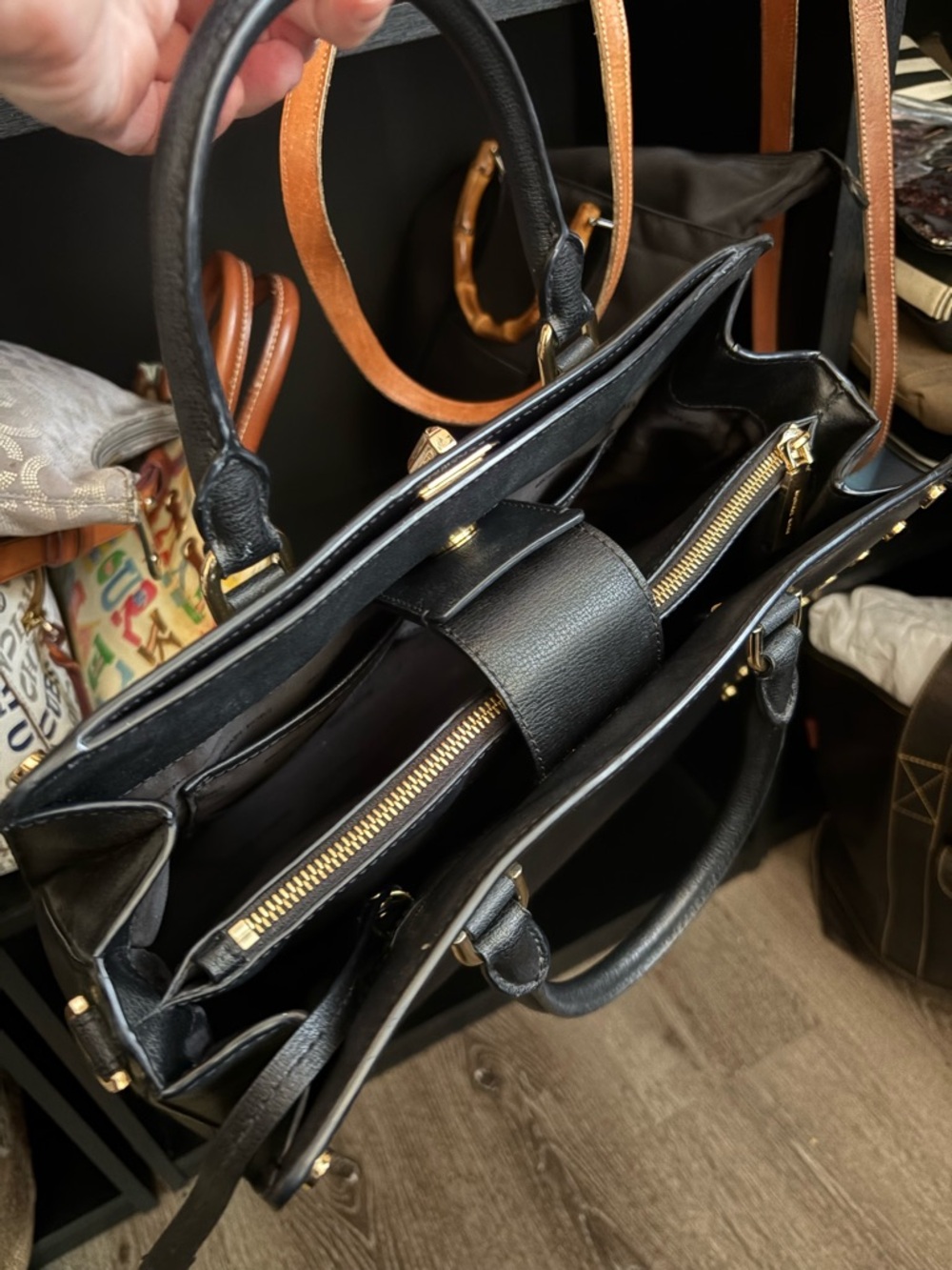 👜Michael Kors Black Leather Satchel with Gold Stud Accents - Picture 5 of 10